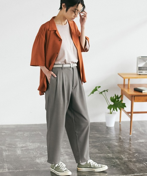 EMMA CLOTHES（エマクローズ）の「梨地ルーズリラックス テパードワイドパンツ EMMA CLOTHES（その他パンツ・メンズ・ブラック/ダークブラウン/グレー系その他/ブラウン系その他/ベージュ系その他/グリーン系その他/グレイッシュベージュ/ダークネイビー/ライラック・M/L/S）」の5枚目の写真