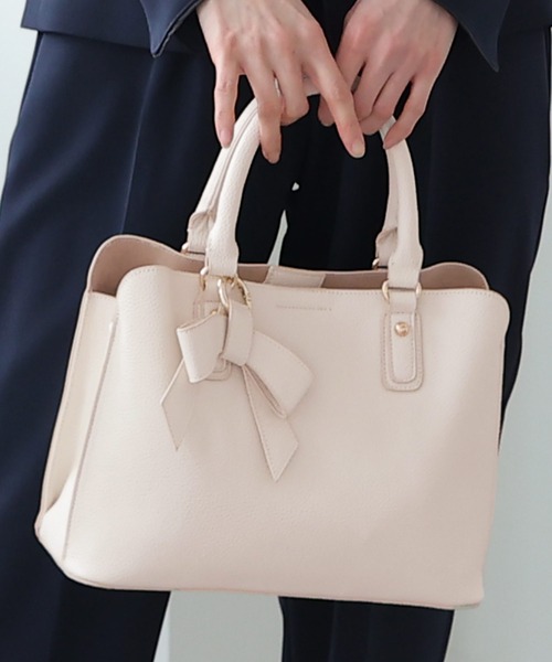 ElegChic(エレグシック)の「リボンチャーム2WAYバッグ 結婚式 同窓会 オケージョン お呼ばれ パーティーバッグ(ハンドバッグ・レディース・ブラック/ネイビー/グレイッシュベージュ/グレー/オフホワイト・FREE)」の11枚目の写真