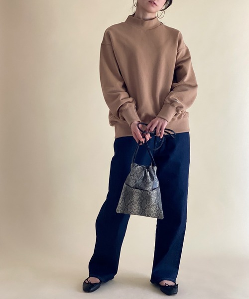 ottilie（オティーリエ）の「モックネック袖口ロゴプルオーバー（スウェット・レディース・アイボリー/オレンジ/ベージュ・FREE）」の4枚目の写真