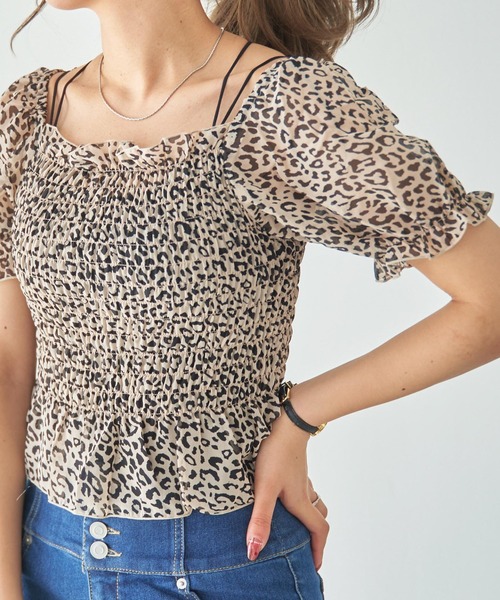 WEGO（ウィゴー）の「WEGO/2WAYシャーリングブラウス（シャツ/ブラウス・レディース・ホワイト/その他2/ブラック/アニマル/マルチ/その他1/その他3/グリーン系その他/その他5/その他4/ブルー系その他2/ベージュ系その他2・FREE）」の2枚目の写真