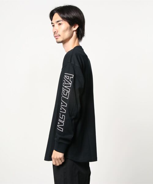NEW ERA(ニューエラ)の「NEW ERA/ニューエラ ルーズシルエット スリーブロゴロンT 12855357(Tシャツ/カットソー・メンズ・ブラック・M/XL/L)」の2枚目の写真