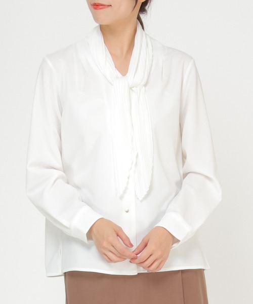 ikka(イッカ)の「プリーツタイ付きブラウス(シャツ/ブラウス・レディース・オフホワイト/チャコールグレー・M/L)」の2枚目の写真