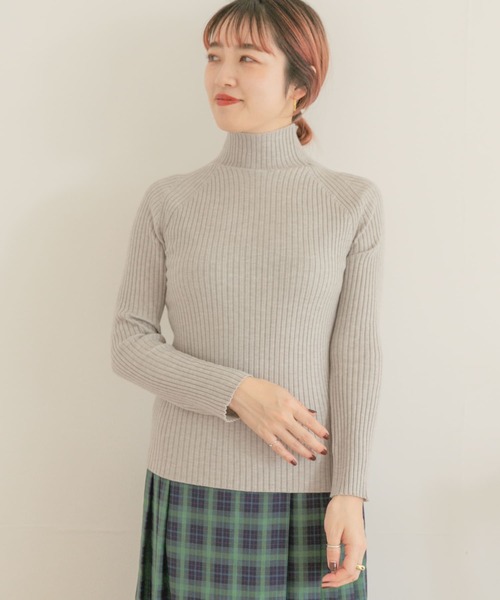 ITEMS URBANRESEARCH（アイテムズ アーバンリサーチ）の「モチモチハイネックリブニット（ニット/セーター・レディース・チャコールグレー/ベージュ/グレー/ブルー/グリーン・FREE）」の7枚目の写真