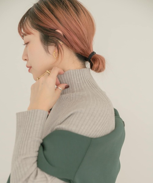 ITEMS URBANRESEARCH（アイテムズ アーバンリサーチ）の「モチモチハイネックリブニット（ニット/セーター・レディース・チャコールグレー/ベージュ/グレー/ブルー/グリーン・FREE）」の8枚目の写真
