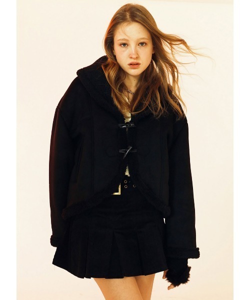 FANCY CLUB（ファンシークラブ）の「A'GEM/9 × .kom『 FANCY CLUB/ファンシークラブ』CROP DUFFLE MUSTANG/クロップド丈 ダッフルムスタングジャケット（ブルゾン・レディース・ブラック/ブラウン・FREE）」の2枚目の写真