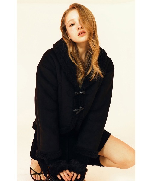 FANCY CLUB（ファンシークラブ）の「A'GEM/9 × .kom『 FANCY CLUB/ファンシークラブ』CROP DUFFLE MUSTANG/クロップド丈 ダッフルムスタングジャケット（ブルゾン・レディース・ブラック/ブラウン・FREE）」の4枚目の写真