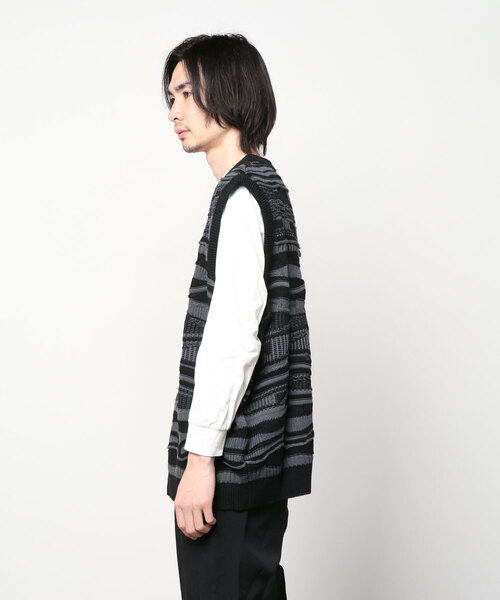 XU（エックスユー）の「【XU/エックスユー】oversized pattern knit vest/オーバーサイズ Vネックニットベスト 総柄ニットベスト ボーダー（ベスト・メンズ・ホワイト/ブラック・ONE SIZE）」の12枚目の写真