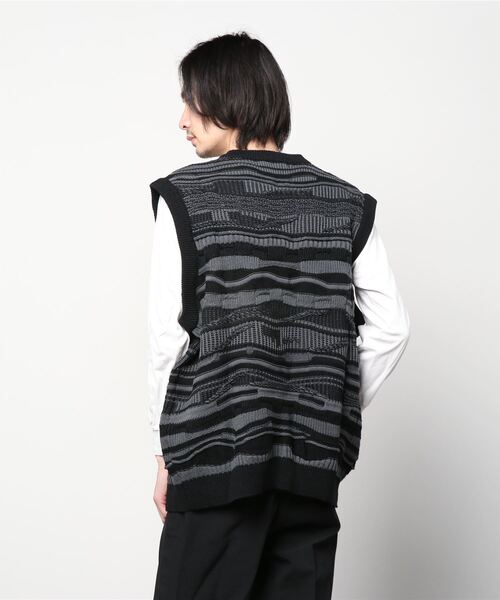 XU（エックスユー）の「【XU/エックスユー】oversized pattern knit vest/オーバーサイズ Vネックニットベスト 総柄ニットベスト ボーダー（ベスト・メンズ・ホワイト/ブラック・ONE SIZE）」の17枚目の写真