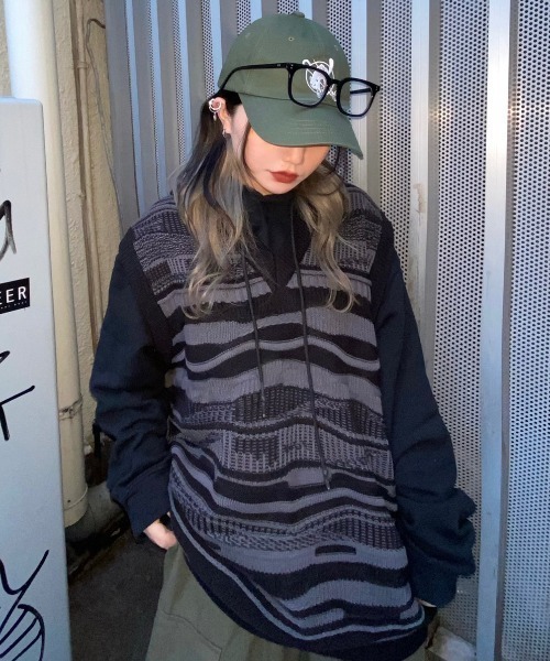 XU（エックスユー）の「【XU/エックスユー】oversized pattern knit vest/オーバーサイズ Vネックニットベスト 総柄ニットベスト ボーダー（ベスト・メンズ・ホワイト/ブラック・ONE SIZE）」の2枚目の写真