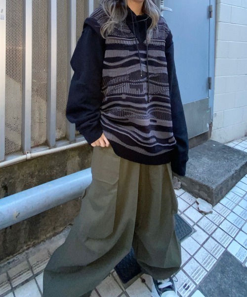 XU（エックスユー）の「【XU/エックスユー】oversized pattern knit vest/オーバーサイズ Vネックニットベスト 総柄ニットベスト ボーダー（ベスト・メンズ・ホワイト/ブラック・ONE SIZE）」の10枚目の写真