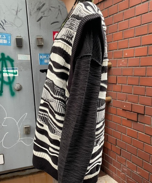 XU（エックスユー）の「【XU/エックスユー】oversized pattern knit vest/オーバーサイズ Vネックニットベスト 総柄ニットベスト ボーダー（ベスト・メンズ・ホワイト/ブラック・ONE SIZE）」の8枚目の写真