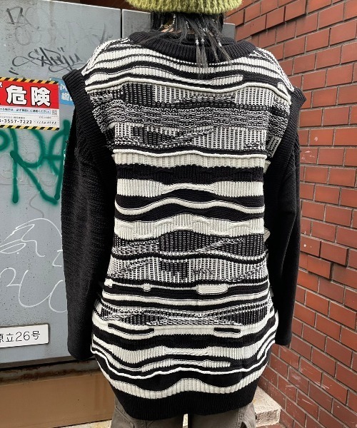 XU（エックスユー）の「【XU/エックスユー】oversized pattern knit vest/オーバーサイズ Vネックニットベスト 総柄ニットベスト ボーダー（ベスト・メンズ・ホワイト/ブラック・ONE SIZE）」の6枚目の写真