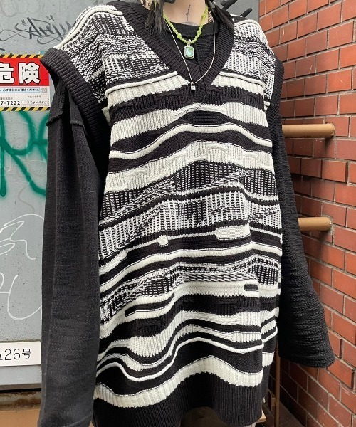 XU（エックスユー）の「【XU/エックスユー】oversized pattern knit vest/オーバーサイズ Vネックニットベスト 総柄ニットベスト ボーダー（ベスト・メンズ・ホワイト/ブラック・ONE SIZE）」の13枚目の写真