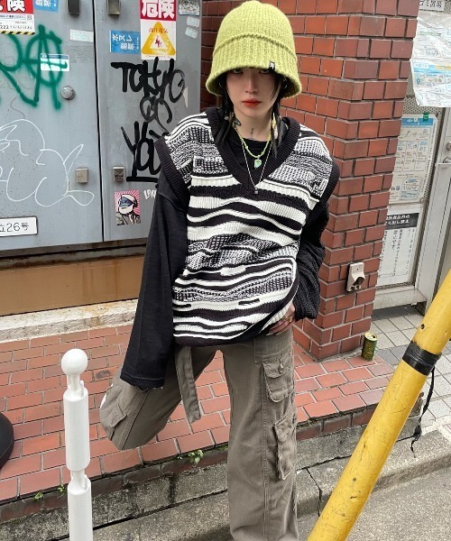 XU（エックスユー）の「【XU/エックスユー】oversized pattern knit vest/オーバーサイズ Vネックニットベスト 総柄ニットベスト ボーダー（ベスト・メンズ・ホワイト/ブラック・ONE SIZE）」の15枚目の写真