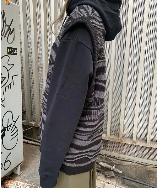 XU（エックスユー）の「【XU/エックスユー】oversized pattern knit vest/オーバーサイズ Vネックニットベスト 総柄ニットベスト ボーダー（ベスト・メンズ・ホワイト/ブラック・ONE SIZE）」の14枚目の写真