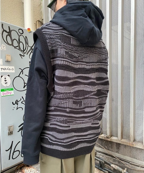 XU（エックスユー）の「【XU/エックスユー】oversized pattern knit vest/オーバーサイズ Vネックニットベスト 総柄ニットベスト ボーダー（ベスト・メンズ・ホワイト/ブラック・ONE SIZE）」の9枚目の写真