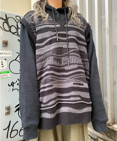 XU（エックスユー）の「【XU/エックスユー】oversized pattern knit vest/オーバーサイズ Vネックニットベスト 総柄ニットベスト ボーダー（ベスト・メンズ・ホワイト/ブラック・ONE SIZE）」の4枚目の写真