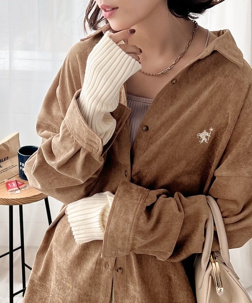 classicalelf（クラシカルエルフ）の「こっくり感。ワンポイント刺繍細コーデュロイオーバーシャツ（シャツ/ブラウス・レディース・ブラック/ベージュ/ブルー/モカ・SMALL/MEDIUM/LARGE/X-LARGE）」の2枚目の写真