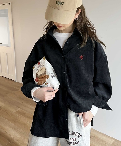 classicalelf（クラシカルエルフ）の「こっくり感。ワンポイント刺繍細コーデュロイオーバーシャツ（シャツ/ブラウス・レディース・ブラック/ベージュ/ブルー/モカ・SMALL/MEDIUM/LARGE/X-LARGE）」の11枚目の写真
