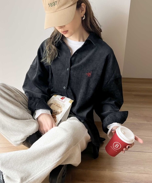 classicalelf（クラシカルエルフ）の「こっくり感。ワンポイント刺繍細コーデュロイオーバーシャツ（シャツ/ブラウス・レディース・ブラック/ベージュ/ブルー/モカ・SMALL/MEDIUM/LARGE/X-LARGE）」の13枚目の写真