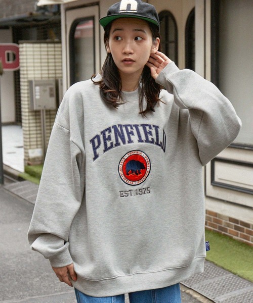 PEN FIELD（ペンフィールド）の「PENFIELD/ペンフィールド 別注 カレッジアーチロゴワッペン/ツイル刺繍 ビッグシルエットプルオーバースウェット（スウェット・メンズ・チャコール/グレー/ネイビー/グリーン・M/L）」の7枚目の写真