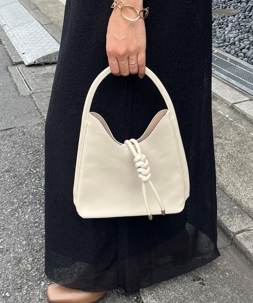 CAPRICIEUX LE'MAGE（カプリシューレマージュ）の「三角ノットバッグ（ハンドバッグ・レディース・キャメル/オフホワイト/ブラック・FREE）」の2枚目の写真