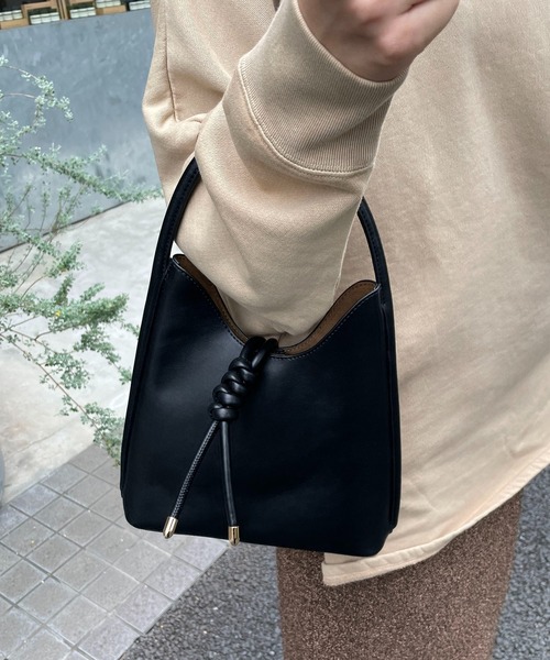 CAPRICIEUX LE'MAGE（カプリシューレマージュ）の「三角ノットバッグ（ハンドバッグ・レディース・キャメル/オフホワイト/ブラック・FREE）」の3枚目の写真