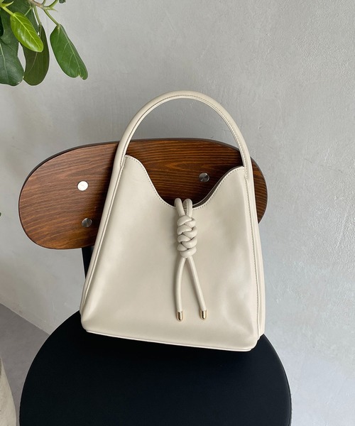 CAPRICIEUX LE'MAGE（カプリシューレマージュ）の「三角ノットバッグ（ハンドバッグ・レディース・キャメル/オフホワイト/ブラック・FREE）」の4枚目の写真