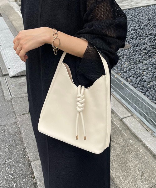 CAPRICIEUX LE'MAGE（カプリシューレマージュ）の「三角ノットバッグ（ハンドバッグ・レディース・キャメル/オフホワイト/ブラック・FREE）」の5枚目の写真