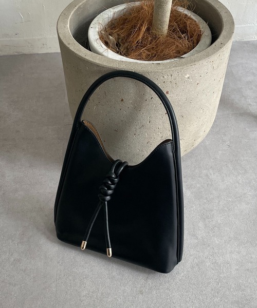 CAPRICIEUX LE'MAGE（カプリシューレマージュ）の「三角ノットバッグ（ハンドバッグ・レディース・キャメル/オフホワイト/ブラック・FREE）」の6枚目の写真