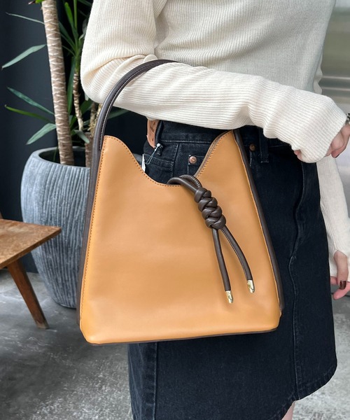 CAPRICIEUX LE'MAGE（カプリシューレマージュ）の「三角ノットバッグ（ハンドバッグ・レディース・キャメル/オフホワイト/ブラック・FREE）」の9枚目の写真