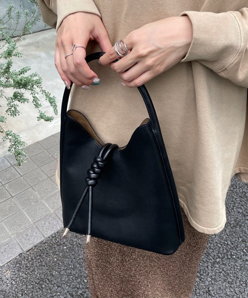 CAPRICIEUX LE'MAGE（カプリシューレマージュ）の「三角ノットバッグ（ハンドバッグ・レディース・キャメル/オフホワイト/ブラック・FREE）」の7枚目の写真