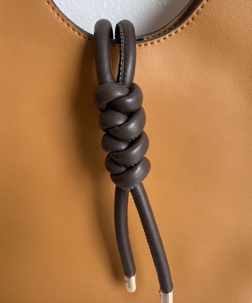 CAPRICIEUX LE'MAGE（カプリシューレマージュ）の「三角ノットバッグ（ハンドバッグ・レディース・キャメル/オフホワイト/ブラック・FREE）」の13枚目の写真