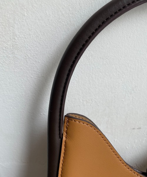 CAPRICIEUX LE'MAGE（カプリシューレマージュ）の「三角ノットバッグ（ハンドバッグ・レディース・キャメル/オフホワイト/ブラック・FREE）」の14枚目の写真