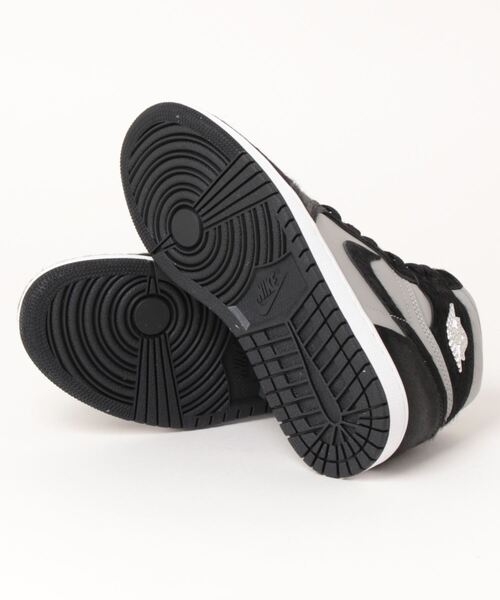 JORDAN BRAND(ジョーダンブランド)の「NIKE WMNS AIR JORDAN 1 RETRO HI OG DZ2523-001(スニーカー・レディース・グレー・25㎝/23.5㎝/24.5㎝/23㎝/24㎝)」の4枚目の写真