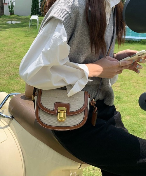 mushwear(マッシュウェア)の「ステッチフラップショルダーバッグ(ショルダーバッグ・レディース・ブラウン/ブラック/ベージュ・FREE)」の3枚目の写真