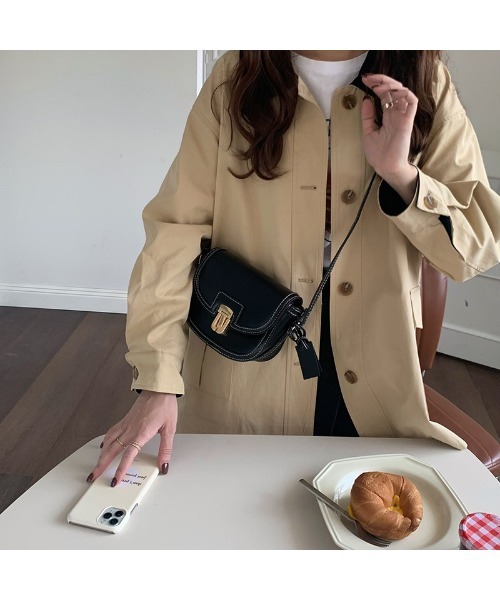 mushwear(マッシュウェア)の「ステッチフラップショルダーバッグ(ショルダーバッグ・レディース・ブラウン/ブラック/ベージュ・FREE)」の8枚目の写真