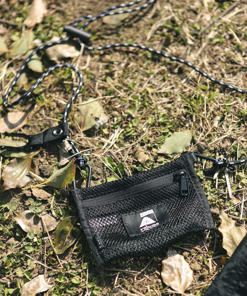 POLeR（ポーラー）の「【POLeR / ポーラー】別注ドリンク メッシュ ポーチ（ショルダーバッグ・メンズ・ブラック/ネイビー・FREE）」の2枚目の写真