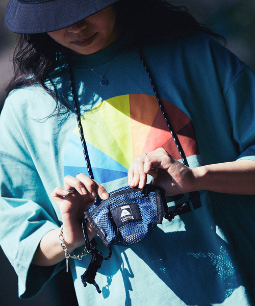 POLeR（ポーラー）の「【POLeR / ポーラー】別注ドリンク メッシュ ポーチ（ショルダーバッグ・メンズ・ブラック/ネイビー・FREE）」の5枚目の写真