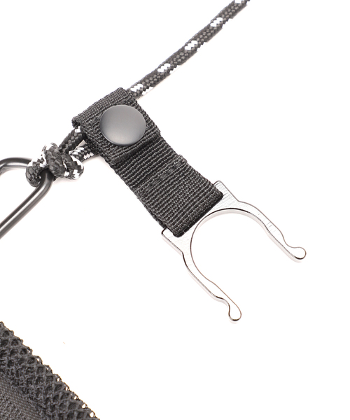 POLeR（ポーラー）の「【POLeR / ポーラー】別注ドリンク メッシュ ポーチ（ショルダーバッグ・メンズ・ブラック/ネイビー・FREE）」の9枚目の写真