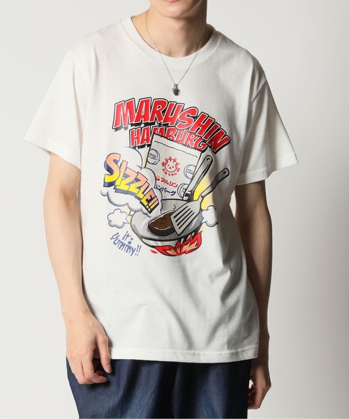 ARCADE(アーケード)の「昭和レトロ 駄菓子 飲食企業コラボ プリントTシャツ(Tシャツ/カットソー・メンズ・ブルー系/ライトイエロー系/ホワイト系2/ホワイト系1/ホワイト系3/ネイビー系/レッド系/グリーン系/イエロー系/オレンジ系・L/M/LL)」の2枚目の写真