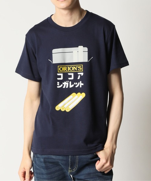 ARCADE(アーケード)の「昭和レトロ 駄菓子 飲食企業コラボ プリントTシャツ(Tシャツ/カットソー・メンズ・ブルー系/ライトイエロー系/ホワイト系2/ホワイト系1/ホワイト系3/ネイビー系/レッド系/グリーン系/イエロー系/オレンジ系・L/M/LL)」の1枚目の写真