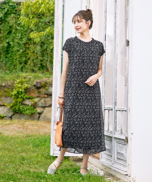 Tiaclasse(ティアクラッセ)の「【洗える】花柄シフォン衿ギャザーワンピース(ワンピース・レディース・グレー/ブラック/ベージュ・13号/15号)」の3枚目の写真
