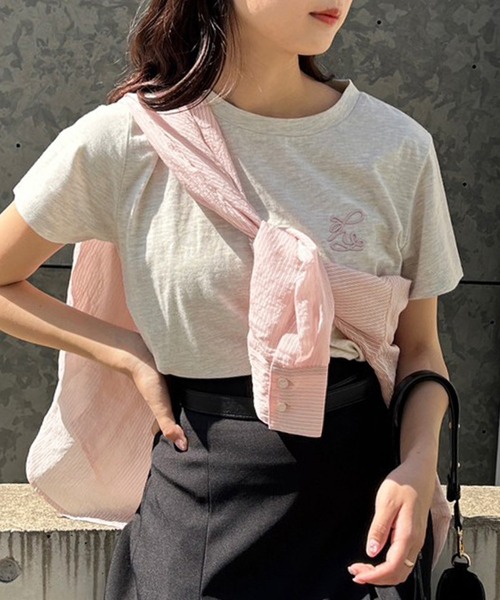 one after another NICE CLAUP(ワンアフターアナザーナイスクラップ)の「ワンポイントロゴ刺繍T【ZOZO限定商品】(Tシャツ/カットソー・レディース・グレイッシュベージュ/ピンク系その他/オートミール/オフホワイト/ホワイト系その他/ブラック×ホワイト・FREE)」の5枚目の写真