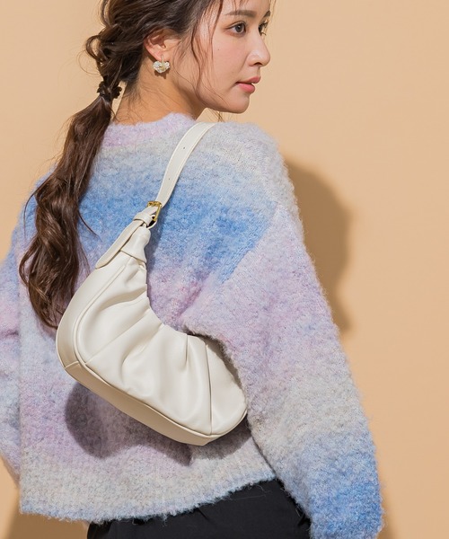 VICKY(ビッキー)の「【KOREAN ITEM】フェイクレザー半月型ショルダーバッグ(ショルダーバッグ・レディース・ブラック/オフホワイト/ブラウン・FREE)」の2枚目の写真