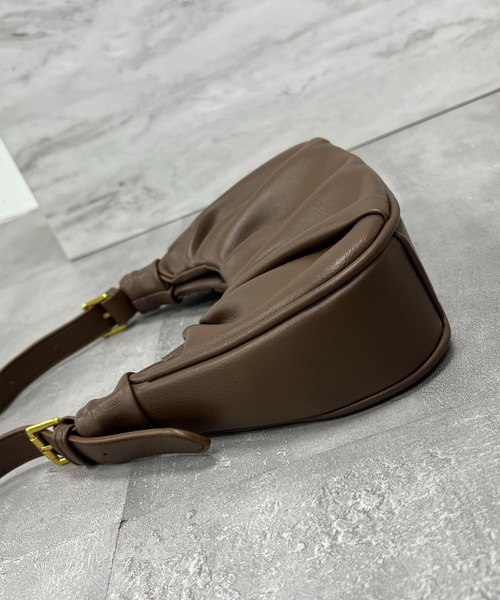 VICKY(ビッキー)の「【KOREAN ITEM】フェイクレザー半月型ショルダーバッグ(ショルダーバッグ・レディース・ブラック/オフホワイト/ブラウン・FREE)」の19枚目の写真