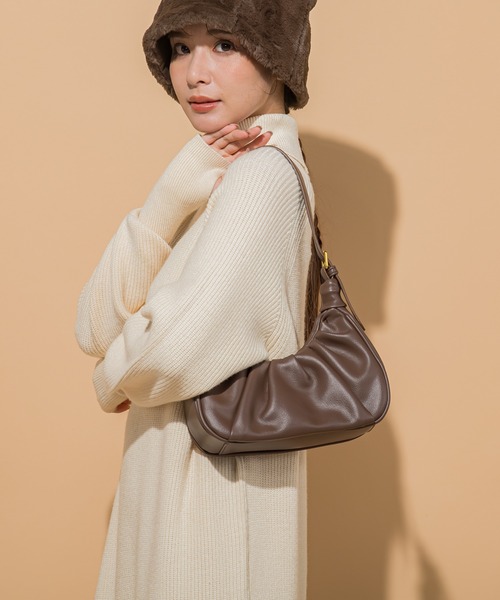 VICKY(ビッキー)の「【KOREAN ITEM】フェイクレザー半月型ショルダーバッグ(ショルダーバッグ・レディース・ブラック/オフホワイト/ブラウン・FREE)」の5枚目の写真