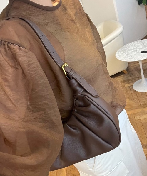 VICKY(ビッキー)の「【KOREAN ITEM】フェイクレザー半月型ショルダーバッグ(ショルダーバッグ・レディース・ブラック/オフホワイト/ブラウン・FREE)」の10枚目の写真