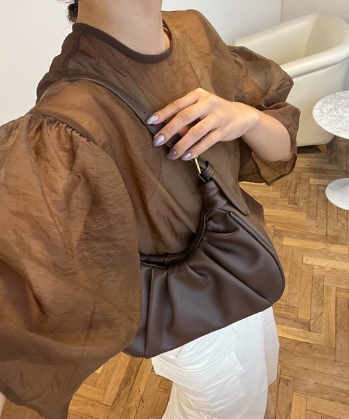 VICKY(ビッキー)の「【KOREAN ITEM】フェイクレザー半月型ショルダーバッグ(ショルダーバッグ・レディース・ブラック/オフホワイト/ブラウン・FREE)」の11枚目の写真