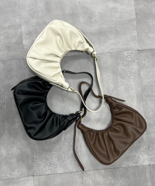 VICKY(ビッキー)の「【KOREAN ITEM】フェイクレザー半月型ショルダーバッグ(ショルダーバッグ・レディース・ブラック/オフホワイト/ブラウン・FREE)」の13枚目の写真
